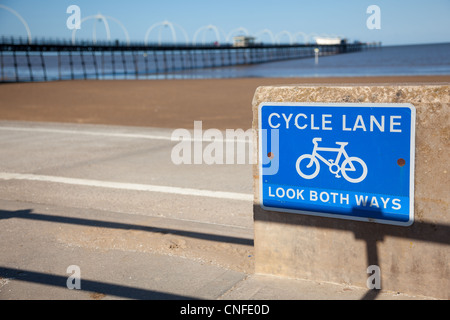 Voie cyclable signe sur la promenade de Southport en Angleterre Banque D'Images