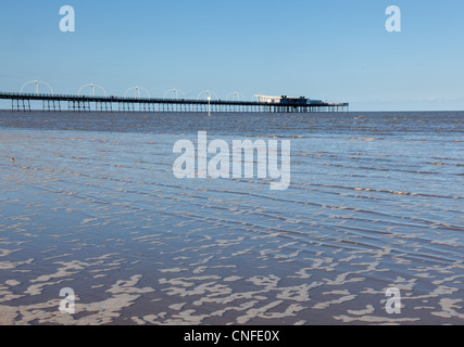 Combinaison inhabituelle de la marée monte la plage de Southport Banque D'Images