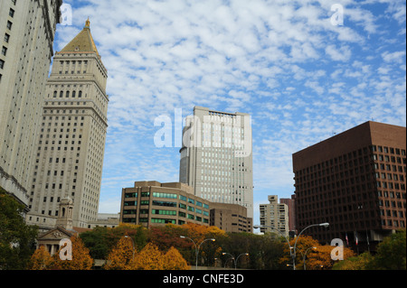 Vue du ciel bleu, du pont de Brooklyn, des gratte-ciel, les arbres d'automne, l'église St. Andrews, Thurgood Marshall, Palais de New York Banque D'Images