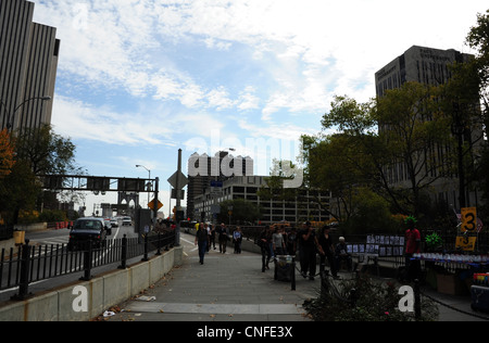 Des nuages blancs de voir les gens marcher passé, cadeaux des voitures à partir de pont de Brooklyn, près de Centre Street, Lower Manhattan, New York Banque D'Images