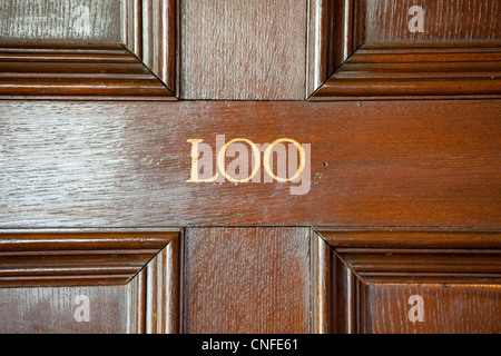 Porte au repos avec mot Loo peint sur la porte en bois Banque D'Images