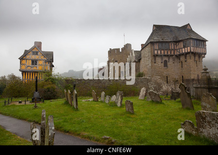 Stokesay Castle en Angleterre le jour de pluie humide cemetery Banque D'Images