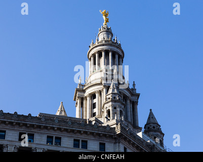 Statue de la renommée civique sur la toiture du bâtiment municipal de la ville de New York Banque D'Images