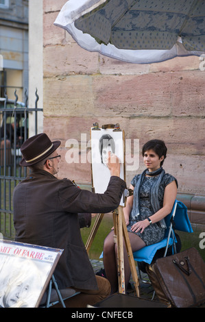 Peintre de portrait dans la vieille ville de Market Square, Heidelberg, Allemagne. Banque D'Images