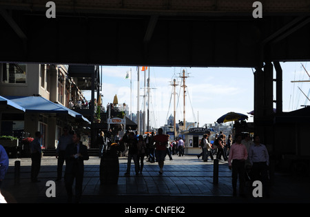 Ciel bleu voir les silhouettes de passer sous une autoroute surélevée FDR bateaux amarrés à quai latéral, 17 South Street Seaport, New York Banque D'Images