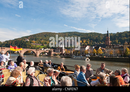 Bateau de croisière et de l'Alte Brücke ou "Vieux Pont" et du Neckar, dans la vieille ville, Heidelberg, Allemagne. Banque D'Images