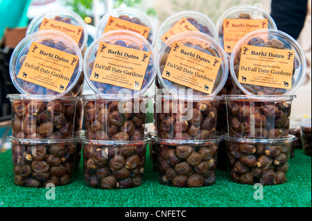 Dates fraîches bio en vente à la marché des producteurs de Santa Barbara, Californie, États-Unis Banque D'Images