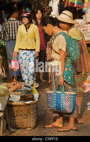 Les birmanes du shopping au marché de Hsipaw, Birmanie. Myanmar Banque D'Images