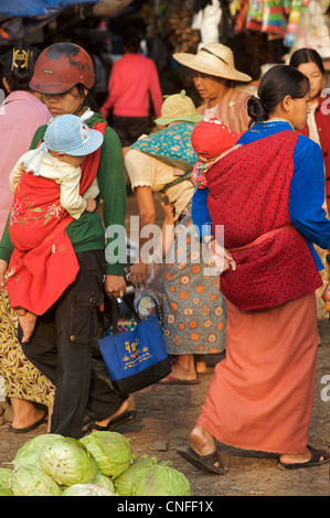 Étui pour les femmes birmanes bébés shopping au marché de Hsipaw, Birmanie. Myanmar Banque D'Images