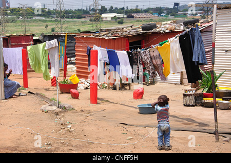 La mère et l'enfant dans le township, Soweto, Johannesburg, la Province de Gauteng, Afrique du Sud Banque D'Images