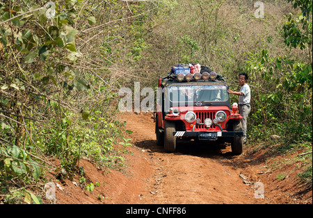 Myanmar Jeep. Le titre sur une jeep de l'armée, avec un châssis d'époque. Birmanie Banque D'Images