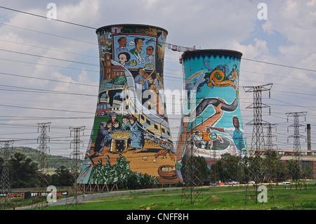 Des peintures murales sur les tours de refroidissement de centrales d'Orlando, Soweto, Johannesburg, la Province de Gauteng, Afrique du Sud Banque D'Images