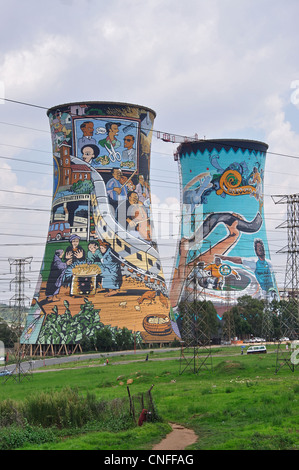 Des peintures murales sur les tours de refroidissement de centrales d'Orlando, Soweto, Johannesburg, la Province de Gauteng, Afrique du Sud Banque D'Images