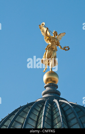 Dôme en verre sur l'Académie des Beaux-Arts de Kunstverein, bâtiment, Dresde, Allemagne. Banque D'Images