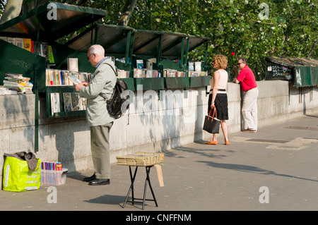 Bookseller cale, les bouquinistes, le long de la Seine banque de Paris, France Banque D'Images