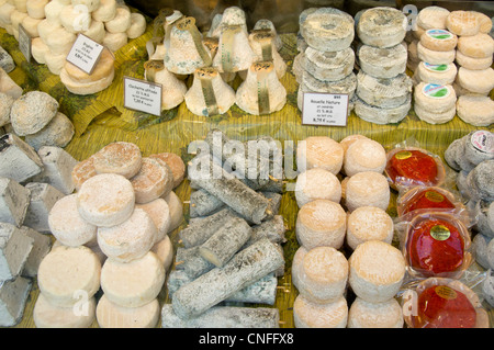 Le fromage français à la vente à la Fromagerie sur la Rue Cler à Paris, France Banque D'Images