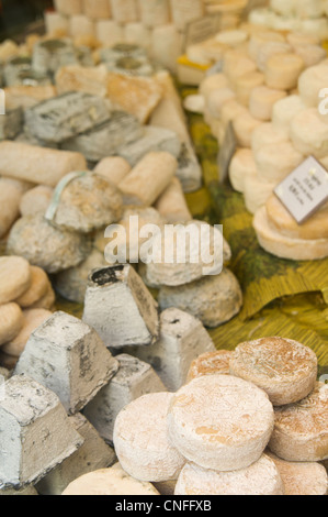 Le fromage français à la vente à la Fromagerie sur la Rue Cler à Paris, France Banque D'Images