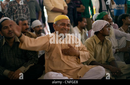 Écouter au qawwali Nizamuddin dargah(culte), Delhi Banque D'Images
