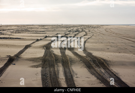 Les voies d'un 4 x 4 dans le sable d'une plage. Photo prise sur l'île néerlandaise de Terschelling dans la mer des Wadden. Banque D'Images