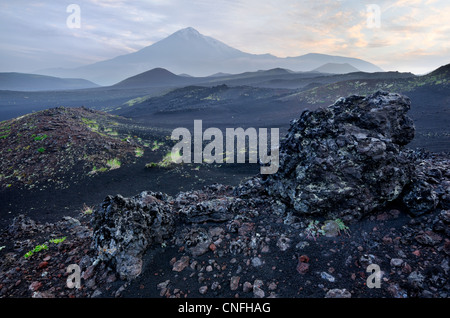 Champ de lave et Volcan Tolbachik, péninsule du Kamchatka, Russie Banque D'Images