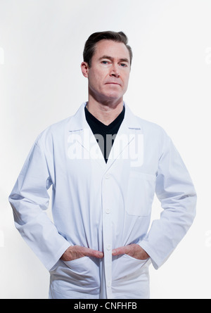 Médecin avec les mains dans les poches labcoat Banque D'Images