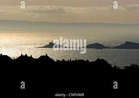 The Mumbles pointe dans la Baie de Swansea avec toits de maisons dans Sketty au premier plan. Banque D'Images