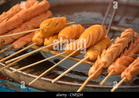 Fruits de mer frits sticks à vendre au marché. La Birmanie. Myanmar Banque D'Images