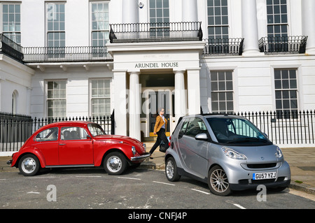 Vw coccinelle et smart car la juxtaposition, Arundel House, Brighton, East Sussex, UK Banque D'Images