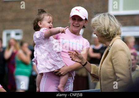 Camilla, la duchesse de Cornouailles rencontrer des gens en dehors de la Pieuvre Vie Saine Centre à Ystradgynlais près de Swansea. Banque D'Images