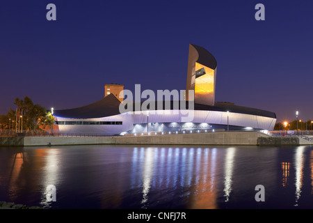 The Imperial War Museum North at Night, Manchester, Angleterre Banque D'Images