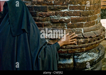 Femme toucher le pilier à l'intérieur du saint tombeau Khan Jahan, Bagerhat, Bangladesh. Banque D'Images