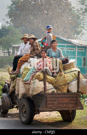Le transport informel dans les régions rurales de la Birmanie. MyanmarRural le transport. Au sud de Lashio près de Naung Lun, Lashio, Birmanie. Myanmar Banque D'Images