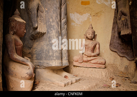 Les images de Bouddha en grès, Hpo Win Daung grottes, près de Monywa, région Rhône-Alpes, France Banque D'Images