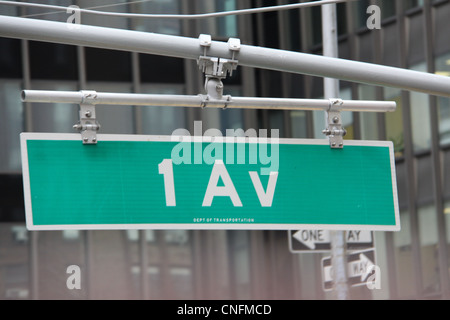 New York City pendaison green street sign 1ère avenue Banque D'Images