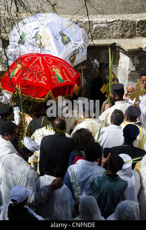 Procession des Rameaux éthiopien sur le toit de l'église du Saint-Sépulcre. Vieille ville de Jérusalem, Israël. Banque D'Images