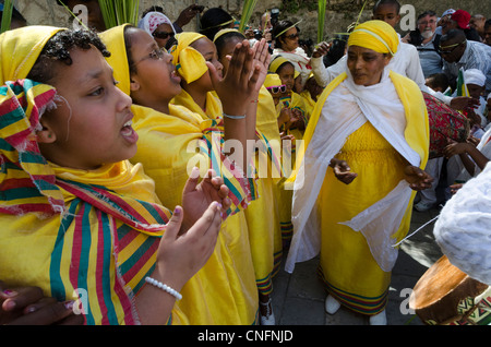 Procession des Rameaux éthiopien sur le toit de l'église du Saint-Sépulcre. Vieille ville de Jérusalem, Israël. Banque D'Images