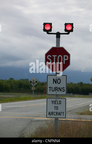 Rendement à l'aéronef aéronef arrêt signe crossing Lake Hood Airport Anchorage Alaska Banque D'Images