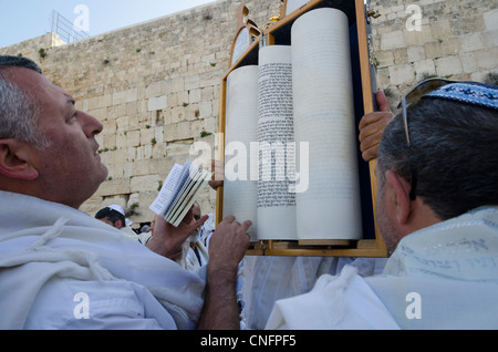 Bénédiction de Cohen traditionnel au Mur occidental pendant la fête juive de la Pâque. Vieille ville de Jérusalem, Israël. Banque D'Images