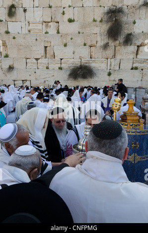 Bénédiction de Cohen traditionnel au Mur occidental pendant la fête juive de la Pâque. Vieille ville de Jérusalem, Israël. Banque D'Images