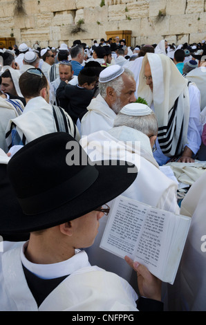 Bénédiction de Cohen traditionnel au Mur occidental pendant la fête juive de la Pâque. Vieille ville de Jérusalem, Israël. Banque D'Images