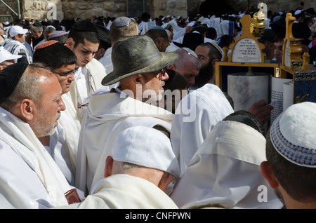 Bénédiction de Cohen traditionnel au Mur occidental pendant la fête juive de la Pâque. Vieille ville de Jérusalem, Israël. Banque D'Images