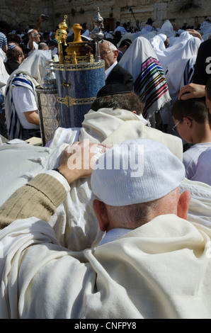 Bénédiction de Cohen traditionnel au Mur occidental pendant la fête juive de la Pâque. Vieille ville de Jérusalem, Israël. Banque D'Images