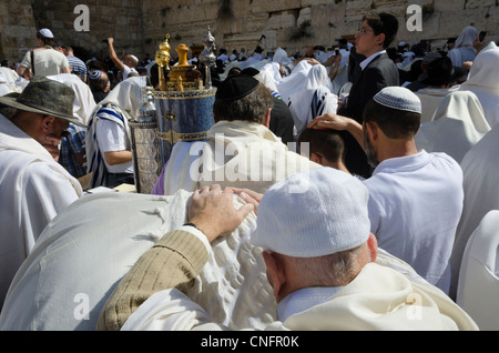 Bénédiction de Cohen traditionnel au Mur occidental pendant la fête juive de la Pâque. Vieille ville de Jérusalem, Israël. Banque D'Images