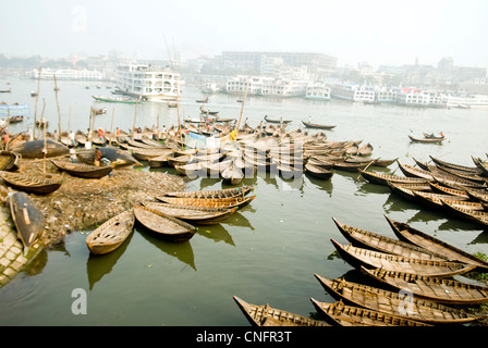 Bateaux sur le fleuve ganga Buri , Dhaka , Bangladesh Banque D'Images