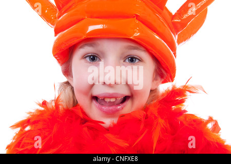 Fille avec grande explosion d'orange couronne pour jeu de football néerlandais ou reines en journée libre sur fond blanc Banque D'Images