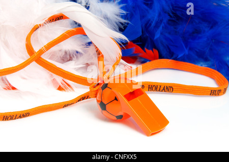 Flûte orange en forme de ballon de soccer avec accessoires pour jeu de football néerlandais Banque D'Images