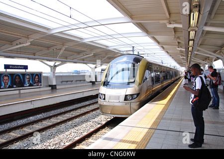 Gautrain train arrivant en gare Gautrain Rhodesfield, Rhodesfield, Kempton Park, la Province de Gauteng, Afrique du Sud Banque D'Images