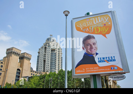 Enseigne publicitaire avec l'hôtel Michelangelo Towers et derrière, CBD, Sandton, Johannesburg, Gauteng, Afrique du Sud Banque D'Images