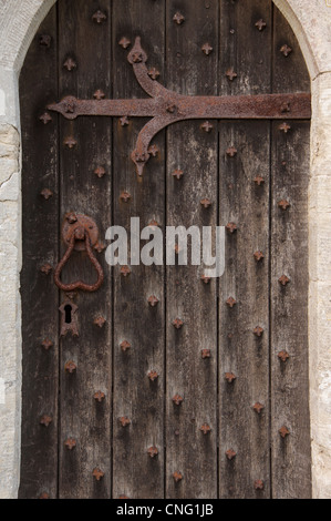 L'ancien-météorologiques battus porte latérale de l'église de St Michel et tous les Anges, dans le village d'Littlebredy, dans le Dorset, Angleterre, Royaume-Uni. Banque D'Images