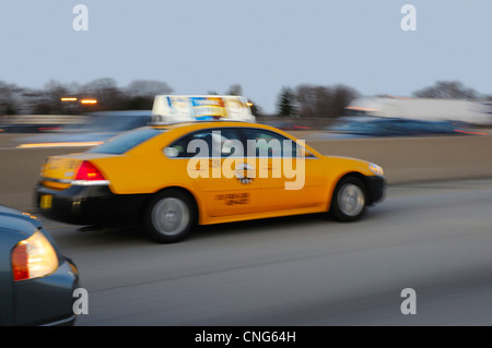 Taxi Orange bas accélération expressway au crépuscule. Banque D'Images